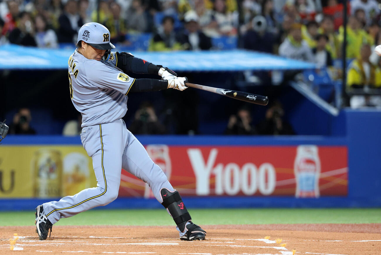 ヤクルト対阪神　1回表阪神1死満塁、大山悠輔は先制2点適時二塁打を放つ（撮影・浅見桂子）