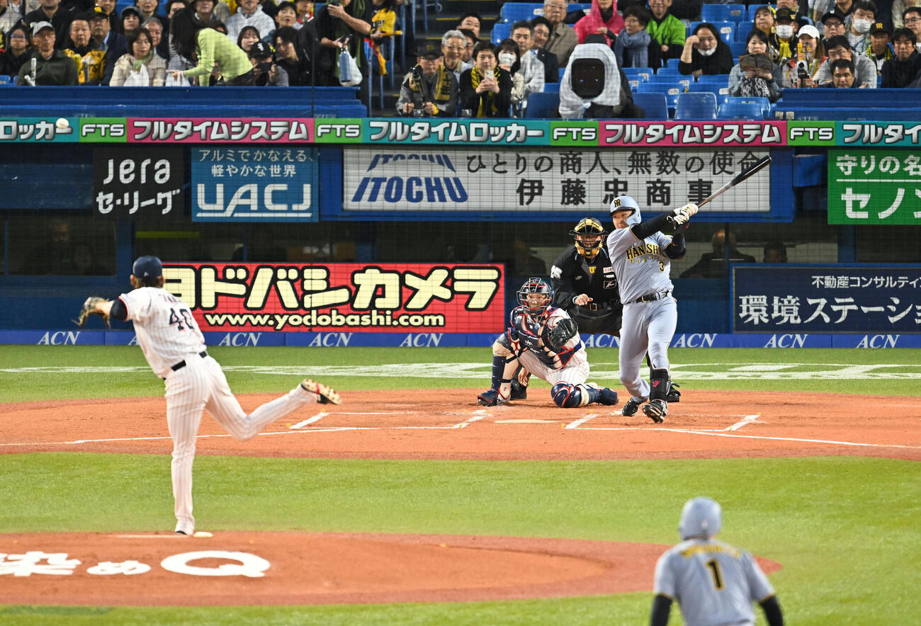 ヤクルト対阪神　1回表阪神1死満塁、大山悠輔は先制2点適時二塁打を放つ。投手高梨裕稔（撮影・滝沢徹郎）