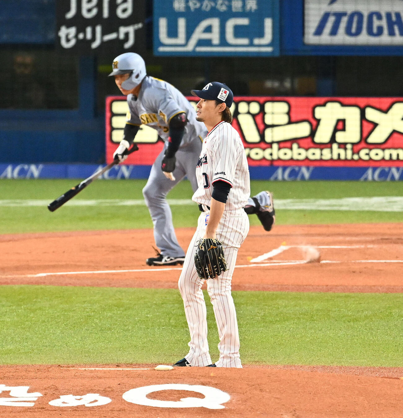 ヤクルト対阪神　1回表阪神1死満塁、大山悠輔（後方）に先制2点適時二塁打を許す高梨裕稔（撮影・滝沢徹郎）