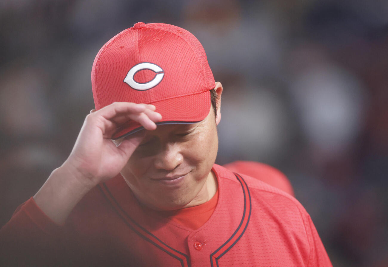 巨人対広島　巨人に勝利し、笑みを浮かべながら引き揚げる新井貴浩監督（撮影・河田真司）