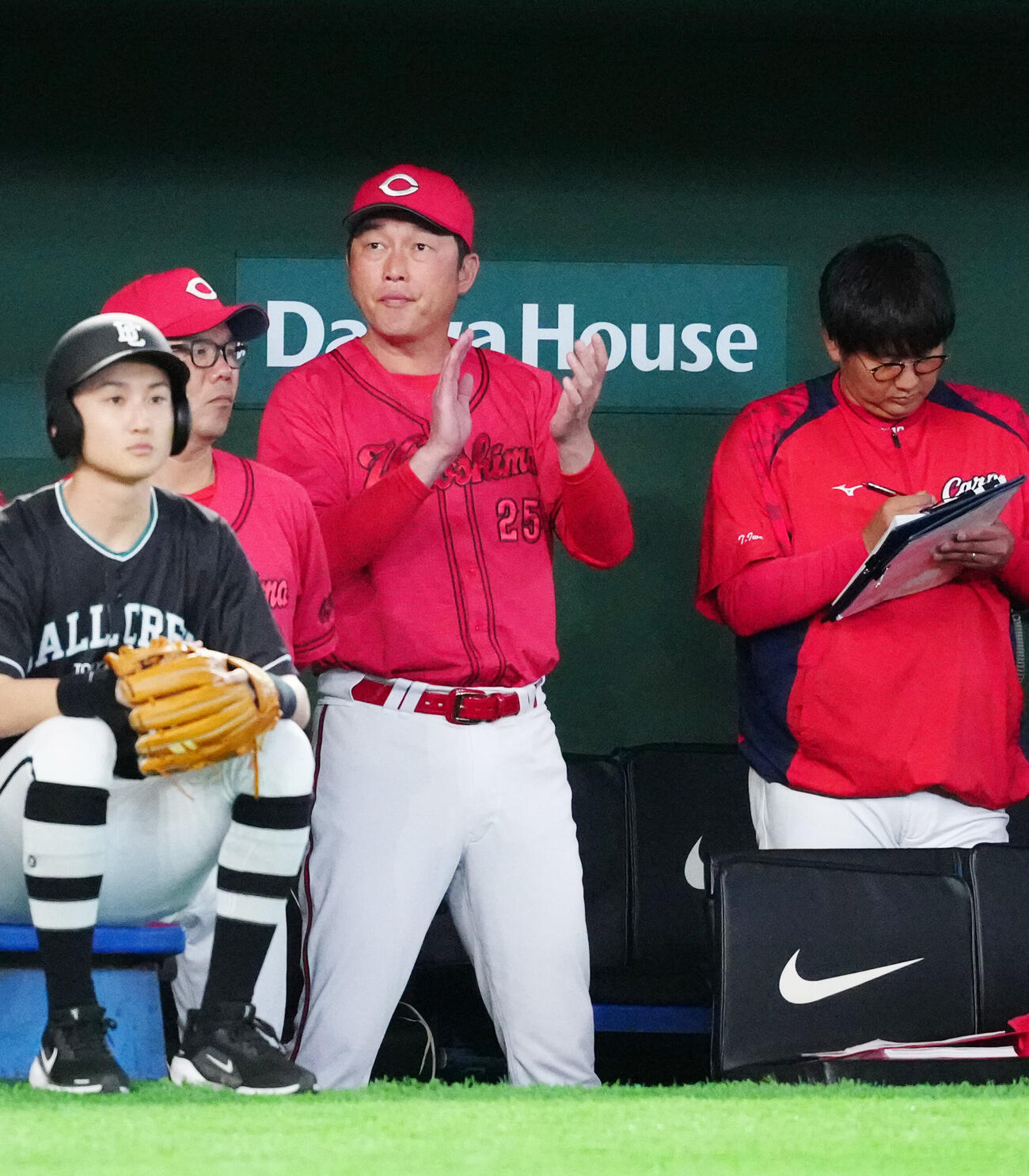 巨人対広島　2回表、ベンチで拍手する広島新井貴浩監督（中央）（撮影・江口和貴）