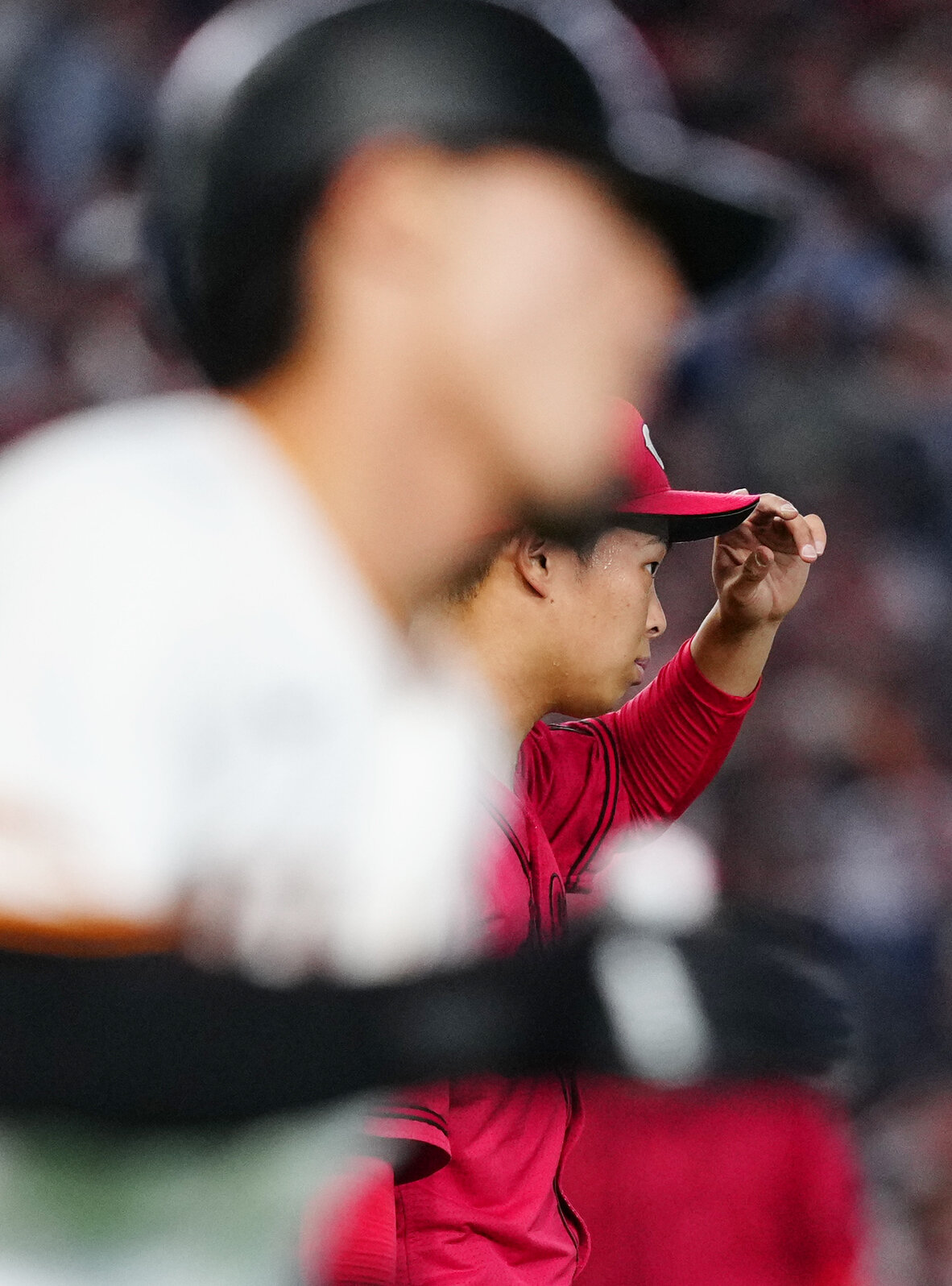 巨人対広島　5回裏巨人2死、平山功太（手前）に右前打を浴びる玉村昇悟（撮影・江口和貴）