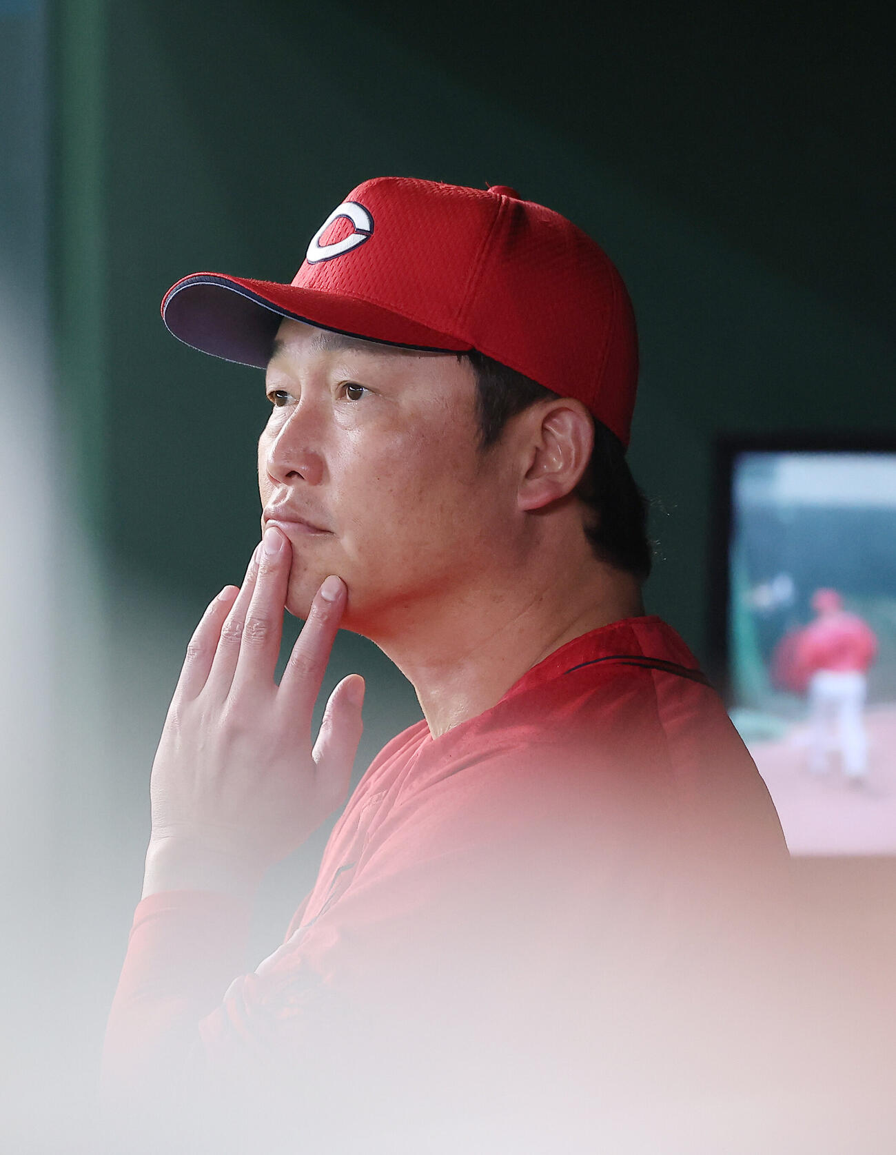 巨人対広島　6回表、戦況を見守る新井貴浩監督（撮影・河田真司）