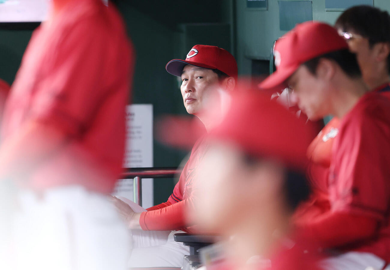 巨人対広島　7回裏、戦況を見守る新井貴浩監督（撮影・河田真司）