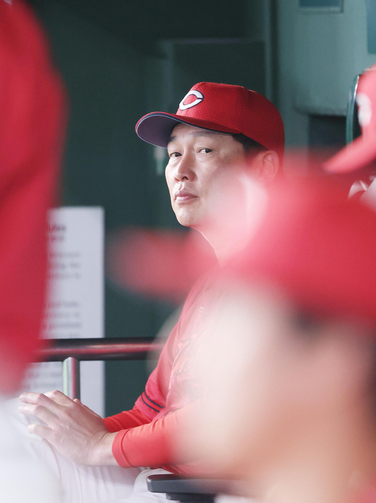 巨人対広島　7回裏、戦況を見守る新井貴浩監督（撮影・河田真司）