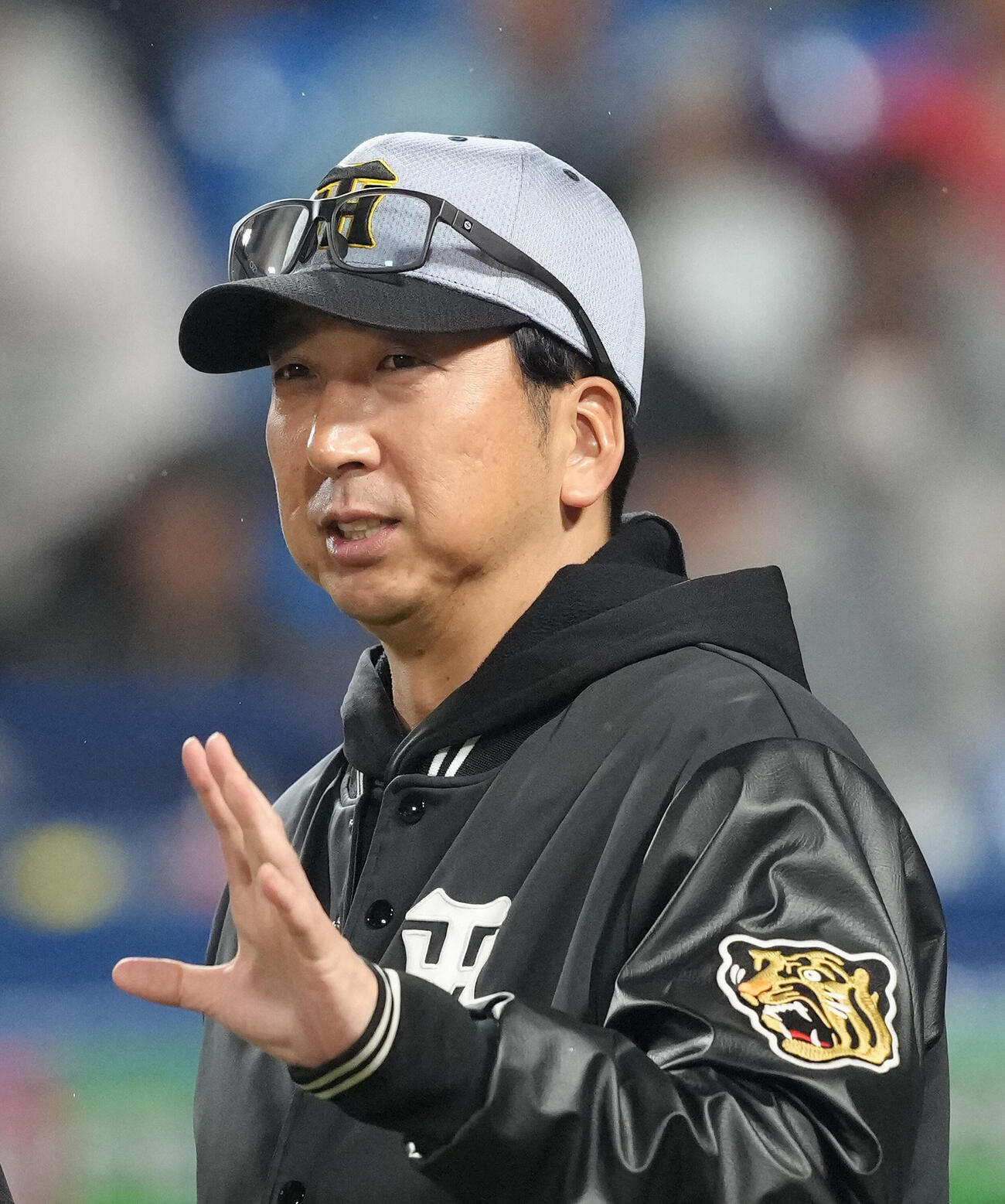 ヤクルト対阪神　選手交代を告げる阪神藤川球児監督（撮影・足立雅史）
