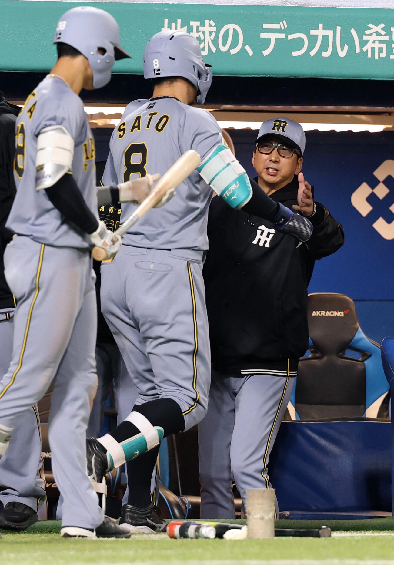 ヤクルト対阪神　7回表阪神1死、佐藤輝明（手前）がソロ本塁打を放ちハイタッチで迎える藤川球児監督（撮影・浅見桂子）
