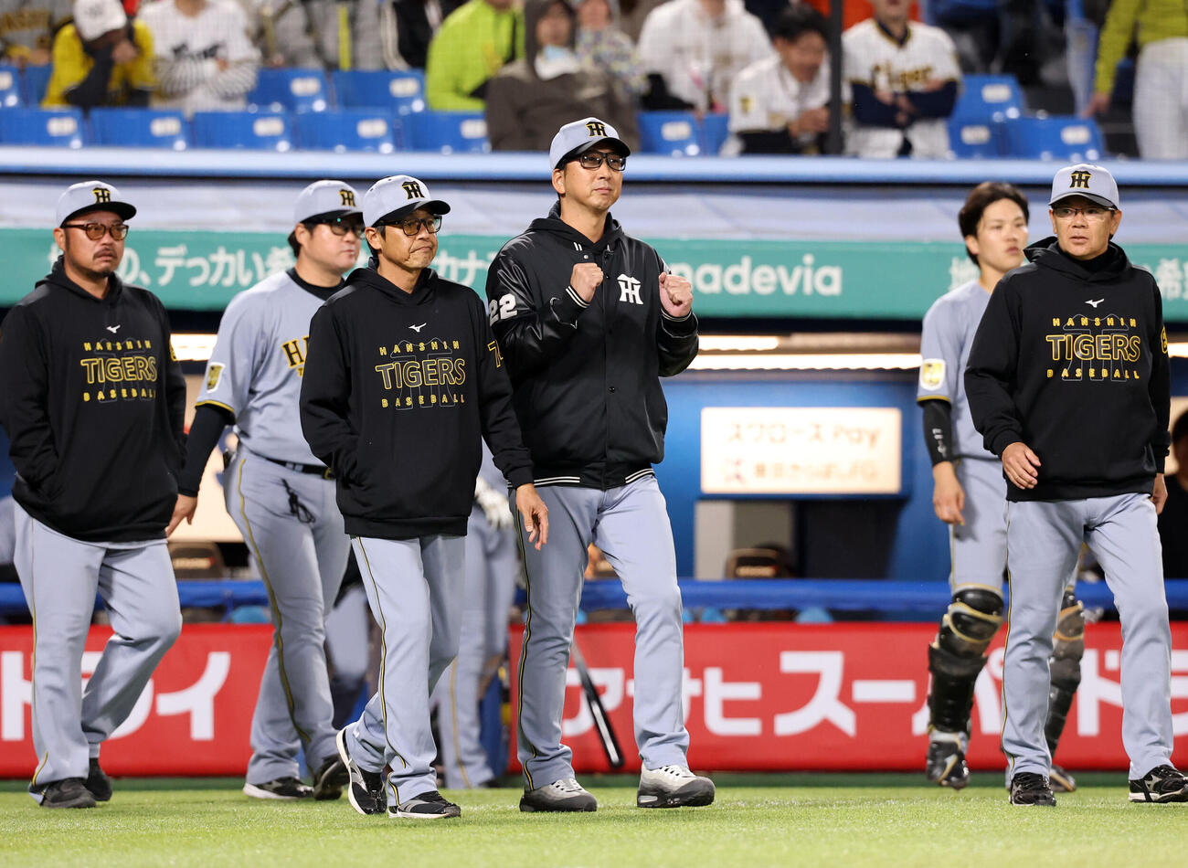 ヤクルト対阪神　8回表阪神1死一塁、森下翔太が高めの球をよけて四球で出塁すると、ベンチから飛び出した藤川球児監督（中央）ら（撮影・浅見桂子）