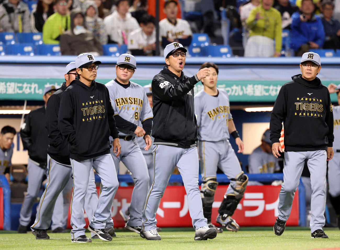 ヤクルト対阪神　8回表阪神1死一塁、森下翔太が高めの球をよけて四球で出塁すると、ベンチから飛び出した藤川球児監督（中央）は代走を告げる（撮影・浅見桂子）