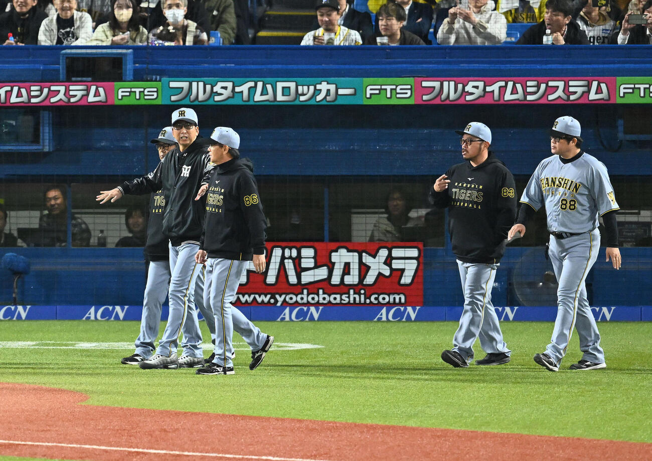 ヤクルト対阪神　8回表阪神1死一塁、森下翔太への頭部付近のボールにベンチを出る藤川球児監督（左から2人目）ら（撮影・滝沢徹郎）