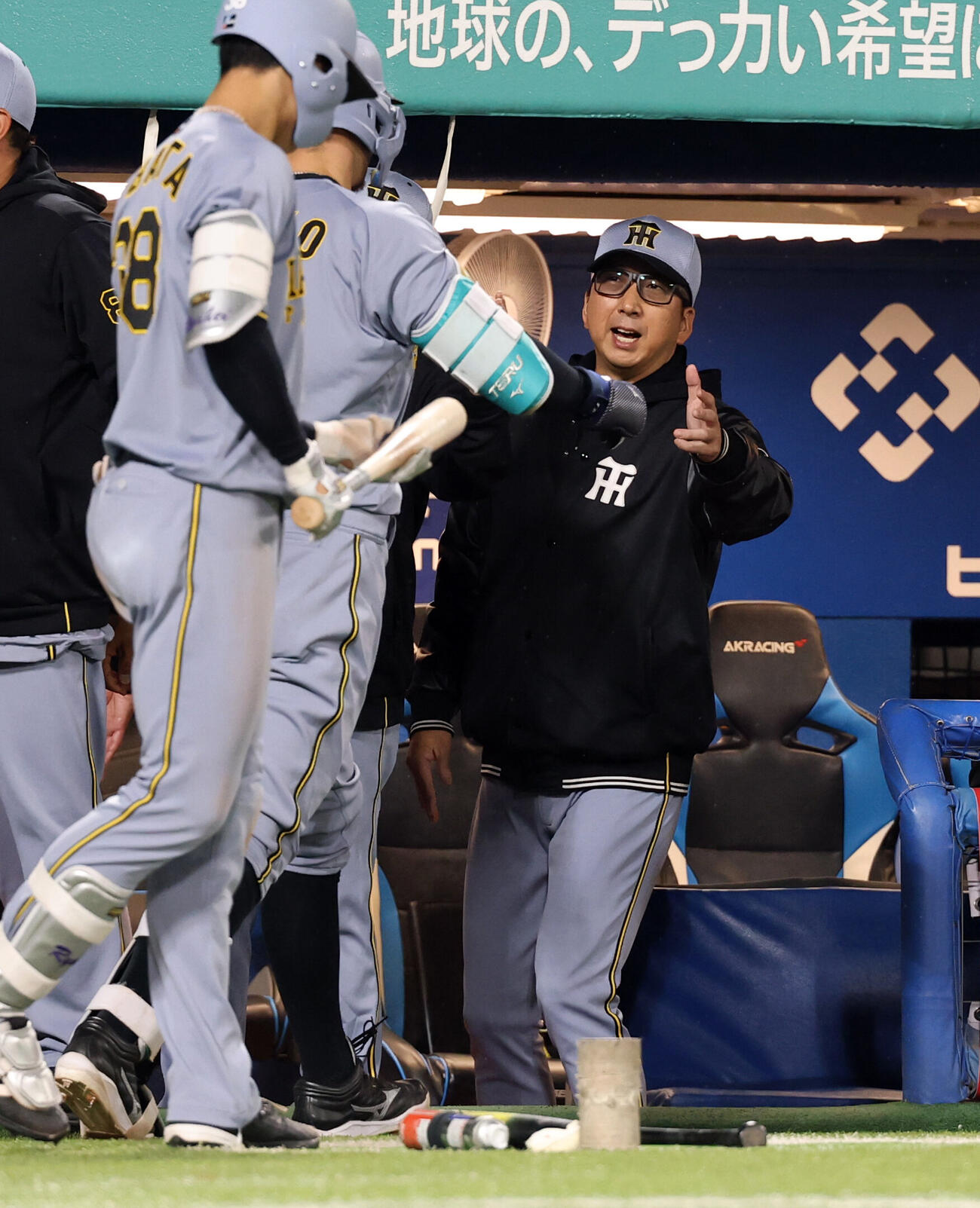 ヤクルト対阪神　7回表阪神1死、佐藤輝明（手前）がソロ本塁打を放ちハイタッチで迎える藤川球児監督（撮影・浅見桂子）