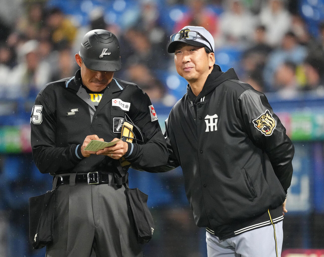 ヤクルト対阪神　8回を終え、交代を告げる際、穏やかな表情を見せる阪神藤川球児監督（撮影・足立雅史）