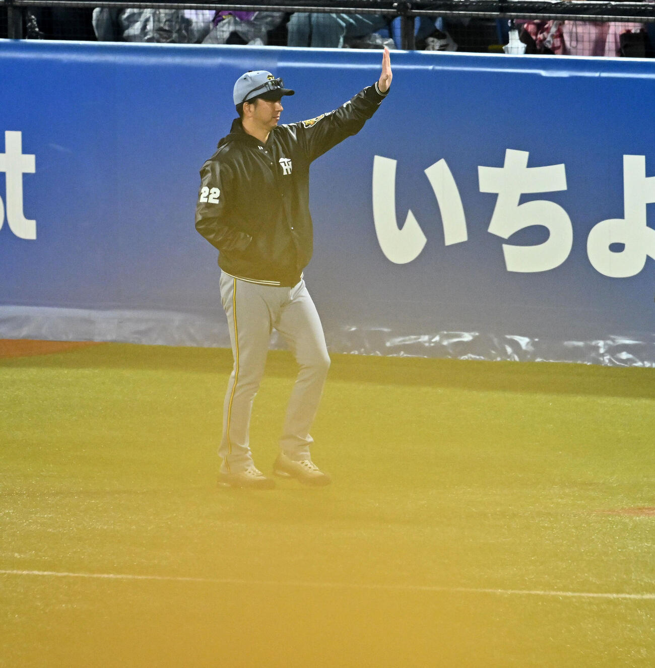 ヤクルト対阪神　ファンに手を振りグラウンドを後にする阪神藤川球児監督（撮影・滝沢徹郎）