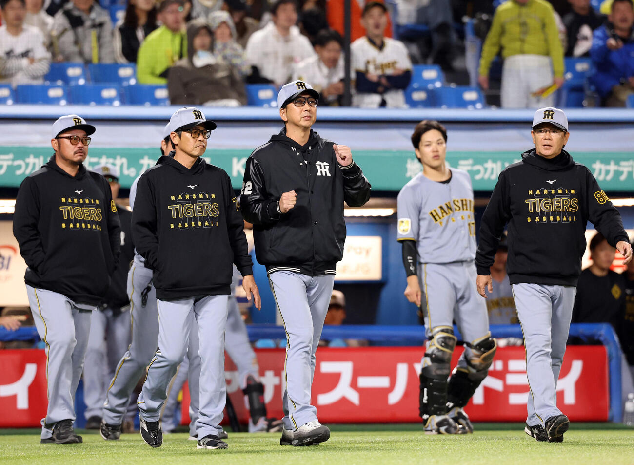 ヤクルト対阪神　8回表阪神1死一塁、森下翔太が高めの球をよけて四球で出塁すると、ベンチから飛び出した藤川球児監督（中央）は代走を告げる（撮影・浅見桂子）