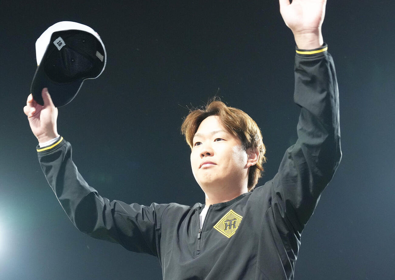 ヤクルト対阪神　勝利を挙げスタンドの声援に応える阪神西勇輝（撮影・足立雅史）