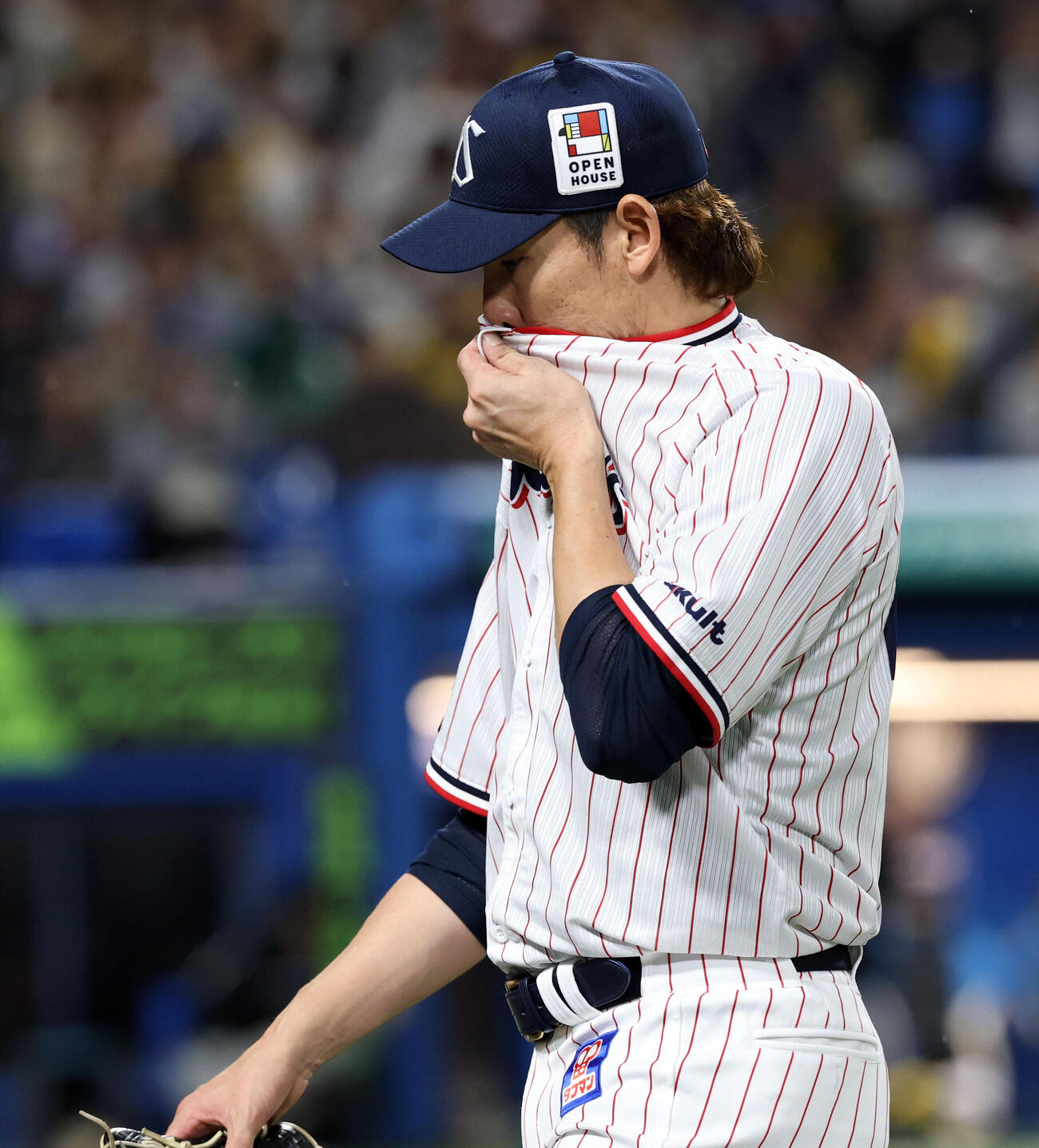 ヤクルト対阪神　6回表阪神に2点を追加され、悔しそうにベンチに戻る高梨裕稔（撮影・浅見桂子）