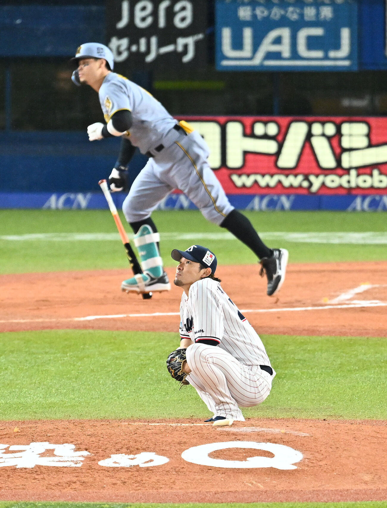 ヤクルト対阪神　7回表阪神1死、佐藤輝明（後方）にソロ本塁打を許す高梨裕稔（撮影・滝沢徹郎）