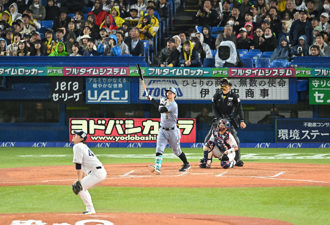ヤクルト対阪神　7回表阪神1死、佐藤輝明は右越えソロ本塁打を放つ。投手高梨裕稔（撮影・滝沢徹郎）