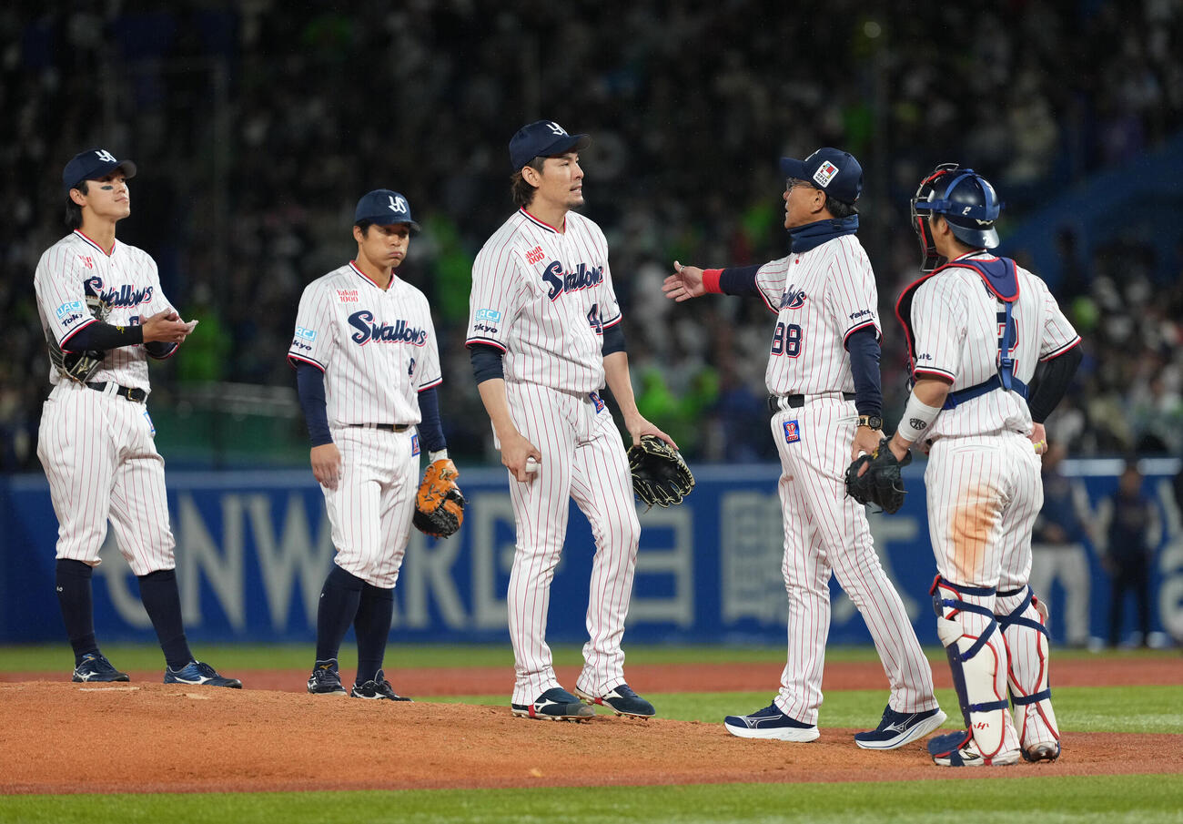 ヤクルト対阪神　7回、ヤクルト高梨裕稔（中央）の交代を告げねぎらう池山隆寛監督（右から2人目）（撮影・足立雅史）
