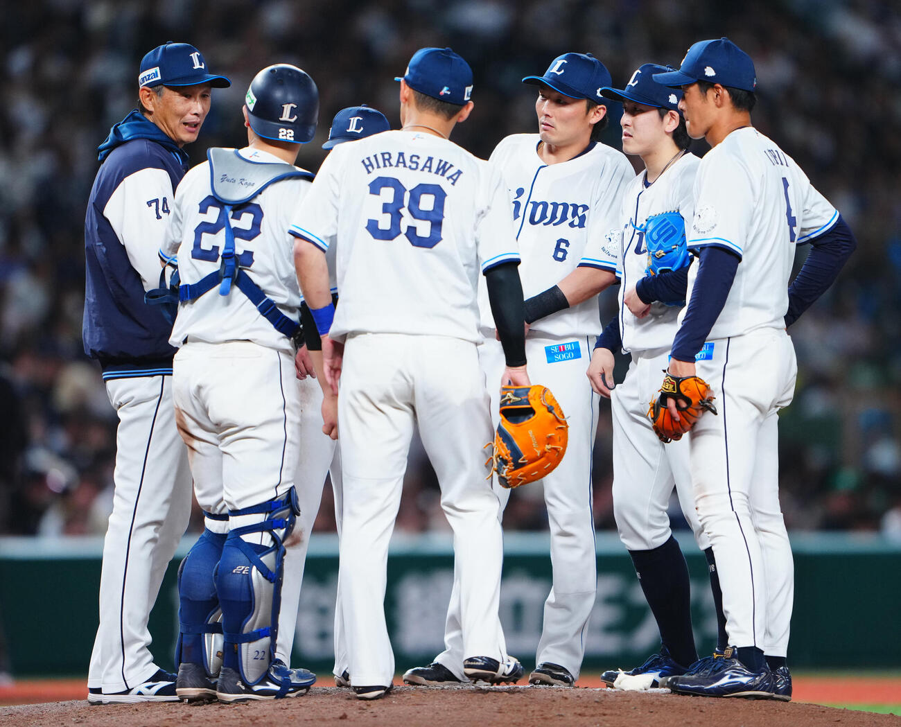 西武対日本ハム　8回表日本ハム1死満塁、隅田知一郎（右から2人目）の交代を告げる西口文也監督（左）（撮影・垰建太）