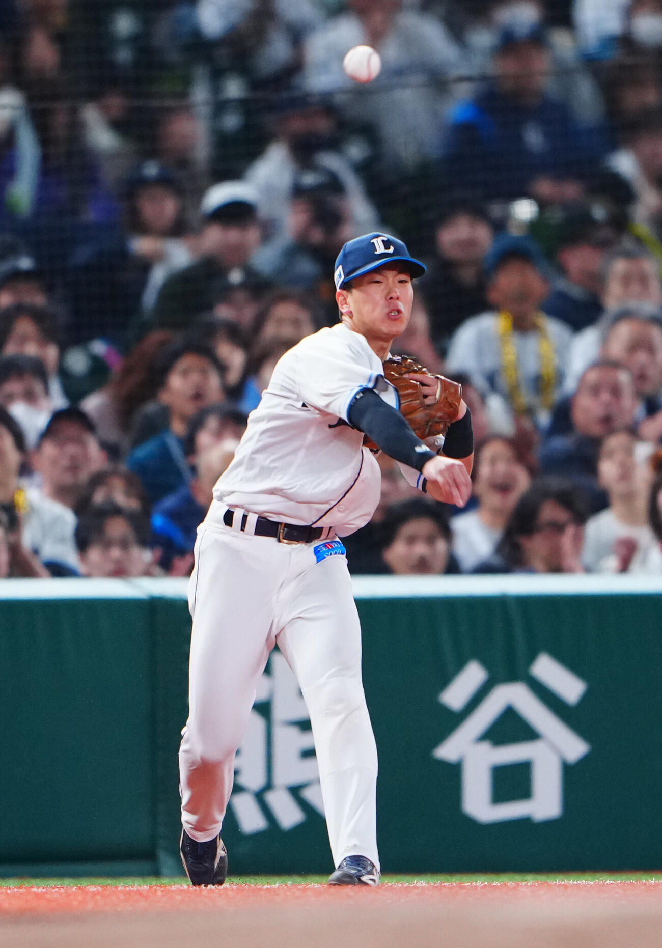 西武対日本ハム　7回表日本ハム2死、アリエル・マルティネスの三ゴロを好守でさばく滝沢夏央（撮影・垰建太）