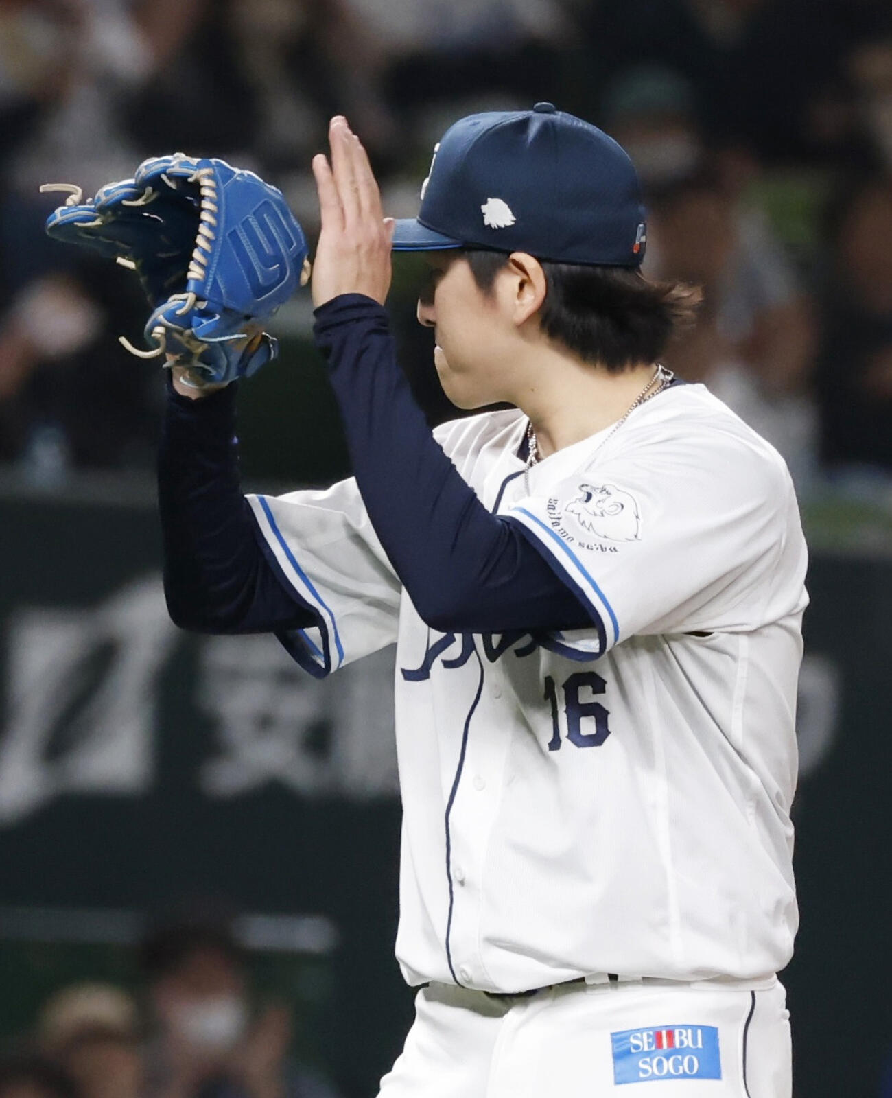 3回、日本ハムのカストロを二ゴロに打ち取り、グラブをたたく西武・隅田。8回途中2失点と快投した＝ベルーナドーム（共同）