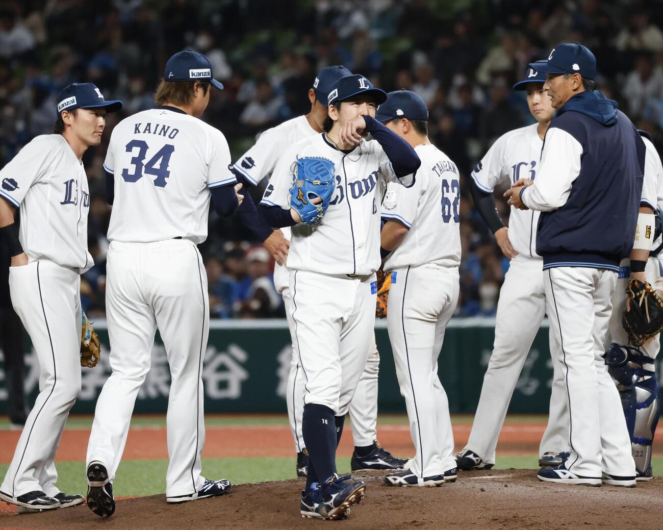 8回途中で降板する西武・隅田（中央）。右端は西口監督＝ベルーナドーム（共同）