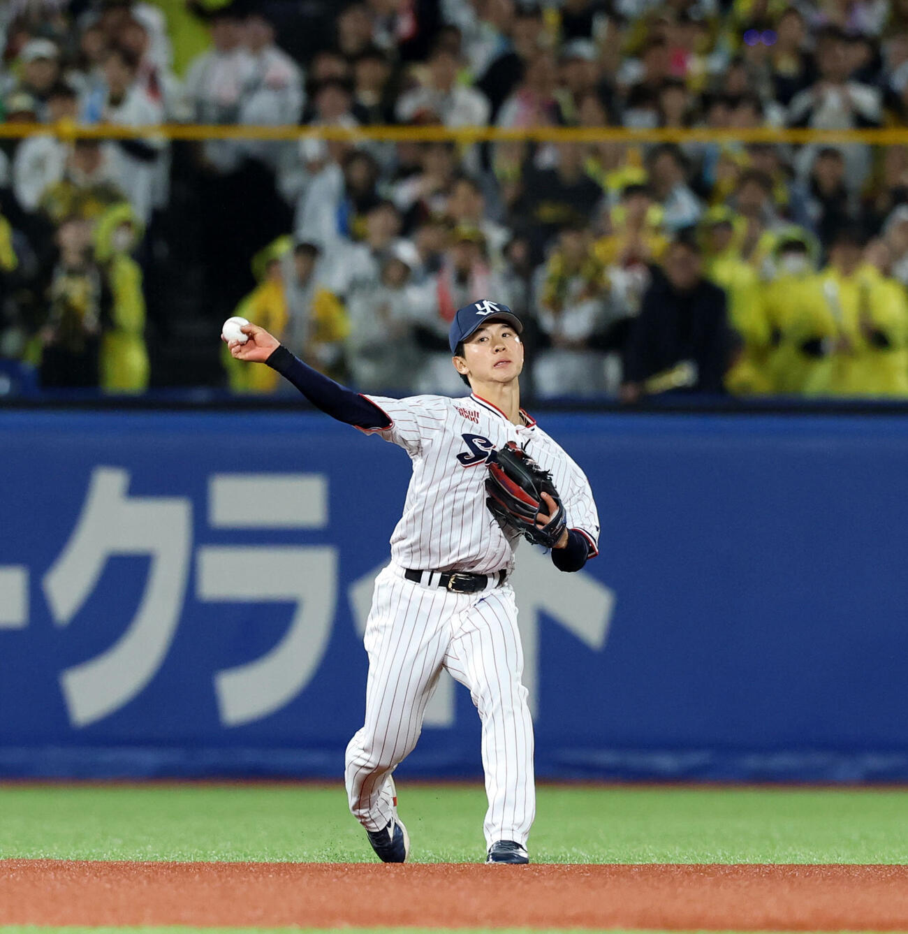 ヤクルト対阪神　9回表阪神1死、熊谷敬宥の遊ゴロを一塁送球する内山壮真（撮影・浅見桂子）