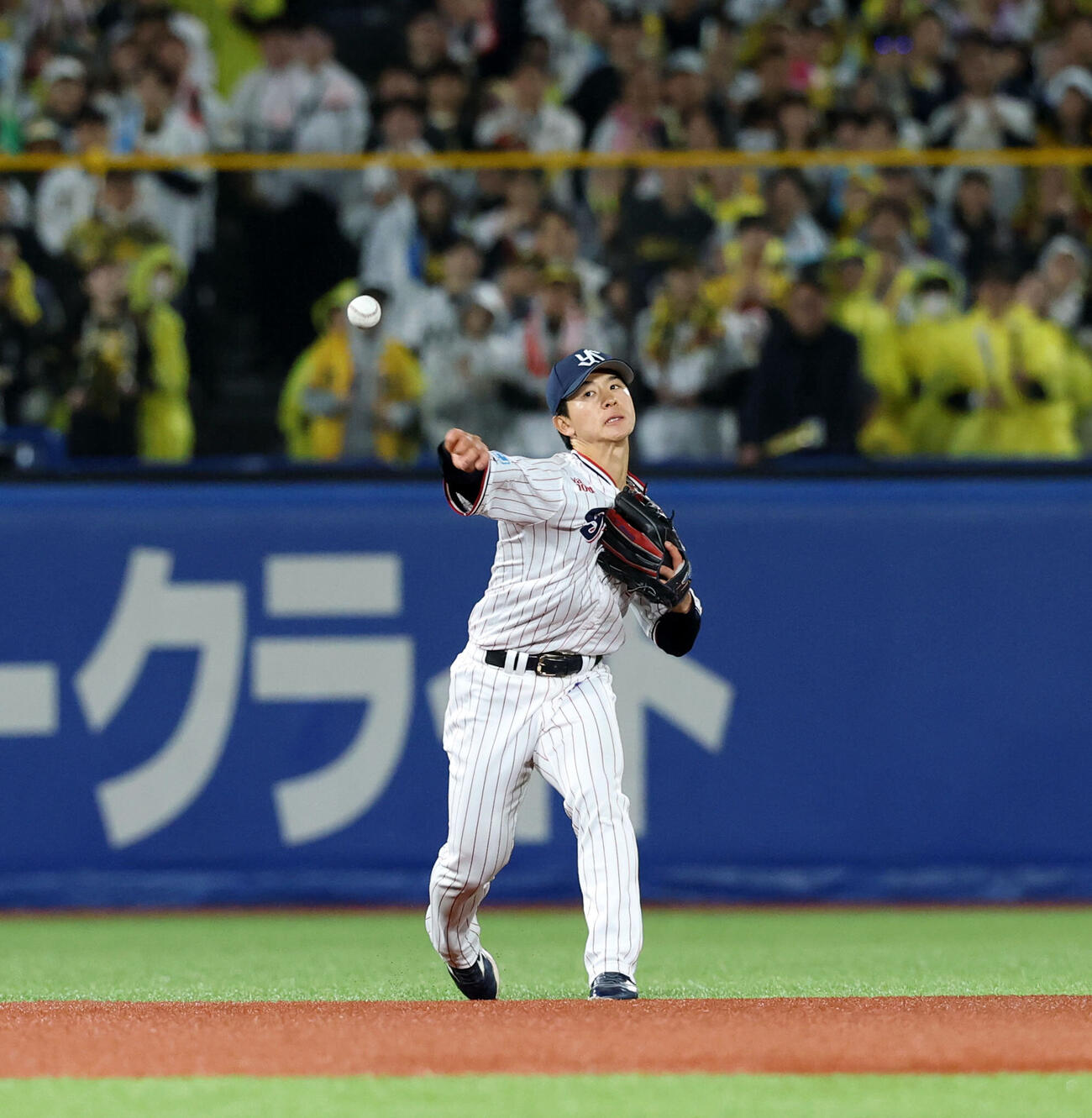 ヤクルト対阪神　9回表阪神1死、熊谷敬宥の遊ゴロを一塁送球する内山壮真（撮影・浅見桂子）