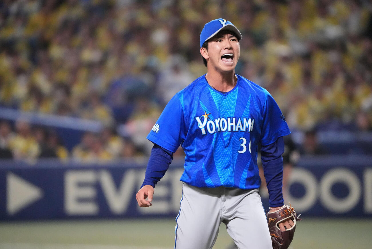 中日対DeNA 3回裏中日2死、福永裕基から三振を奪いほえるDeNA先発の篠木健太郎（撮影・森本幸一）
