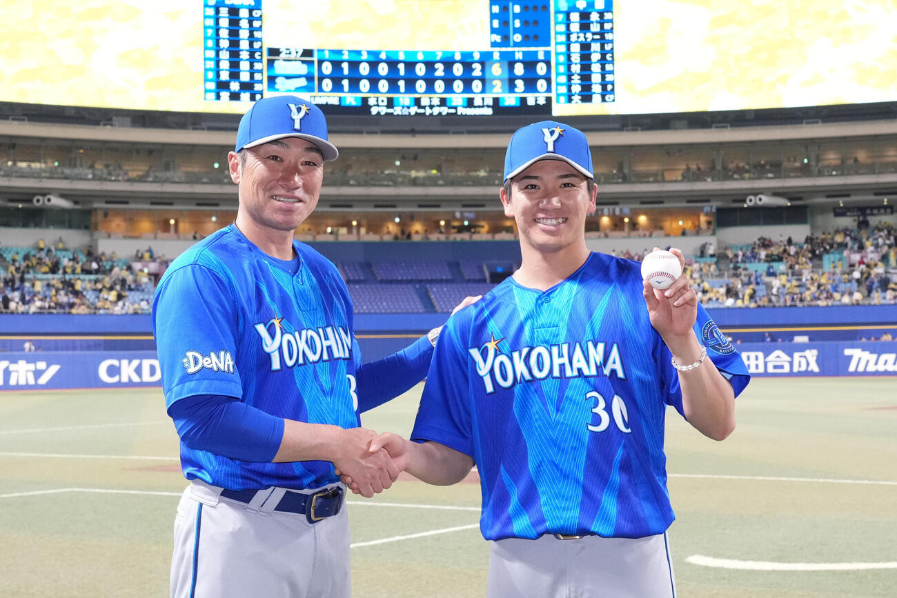 中日対DeNA　試合終了、勝利球を手に相川亮二監督（左）と記念撮影に納まる篠木健太郎（撮影・森本幸一）