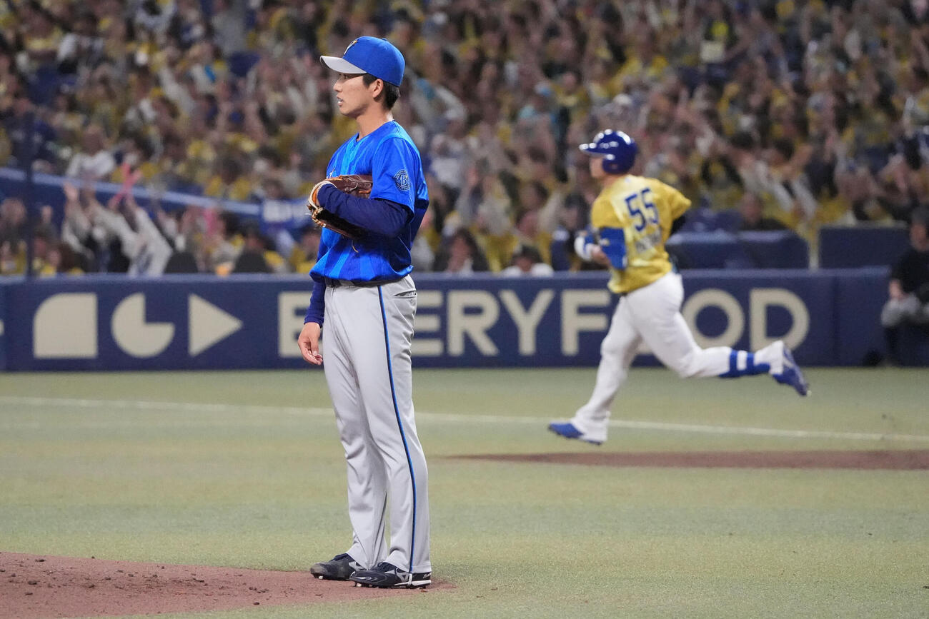 中日対DeNA 2回裏中日無死、篠木健太郎（左）は細川成也にソロ本塁打を打たれる（撮影・森本幸一）