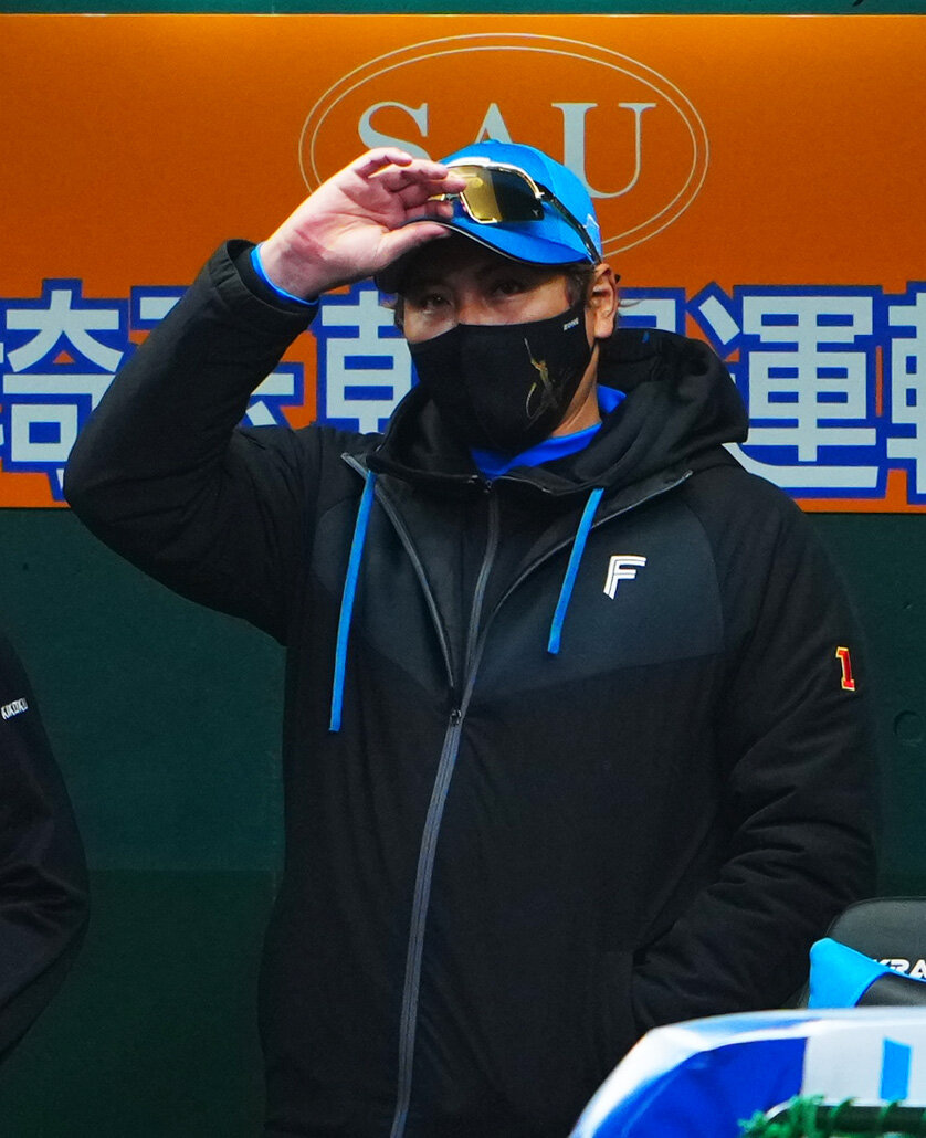西武対日本ハム　　戦況を見つめる日本ハム新庄剛志監督（撮影・垰建太）