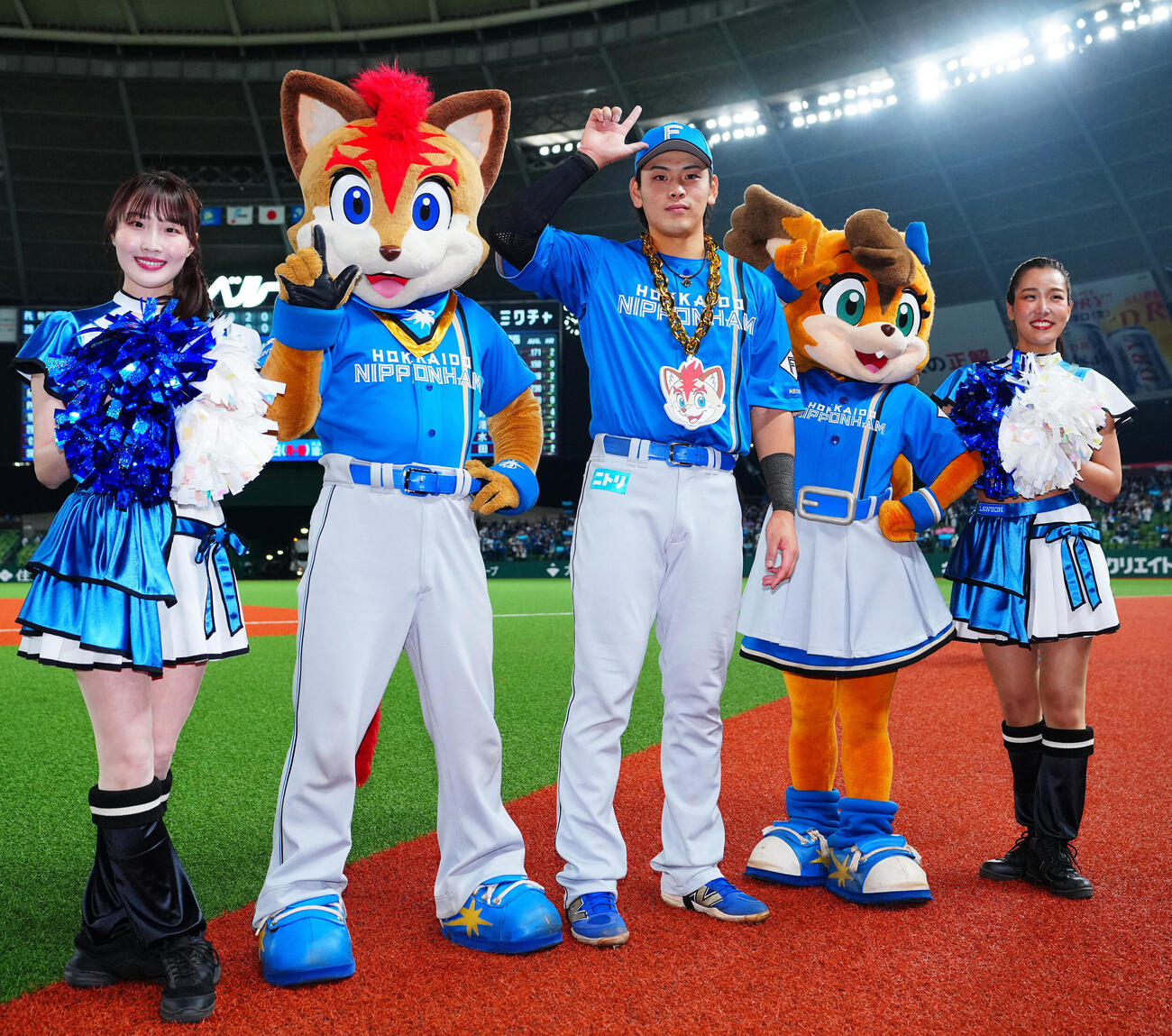 西武対日本ハム　西武に勝利しポーズを決める日本ハム野村佑希（中央）（撮影・垰建太）