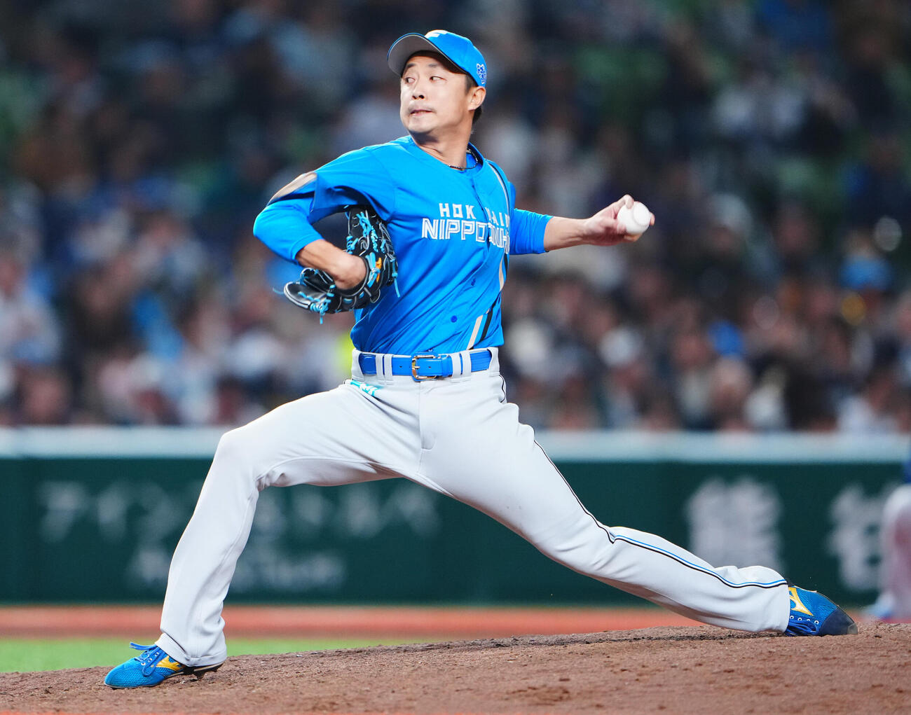 西武対日本ハム　11回裏、日本ハム5番手で登板し力投する島本浩也（撮影・垰建太）