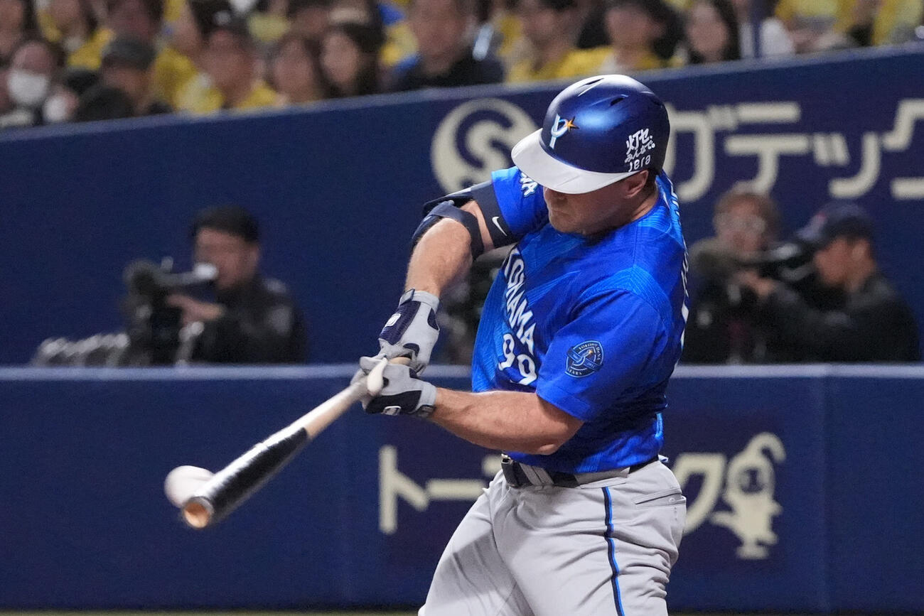 中日対DeNA 7回表DeNA1死二、三塁、2点適時打を放つクーパー・ヒュンメル（撮影・森本幸一）