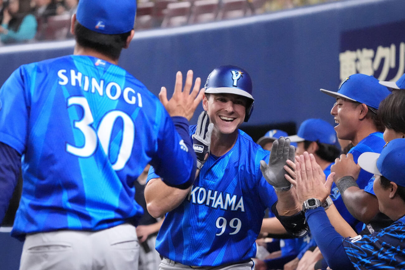 中日対DeNA 2回表DeNA2死、クーパー・ヒュンメル（中央）はソロ本塁打を放ちナインとタッチを交わす（撮影・森本幸一）