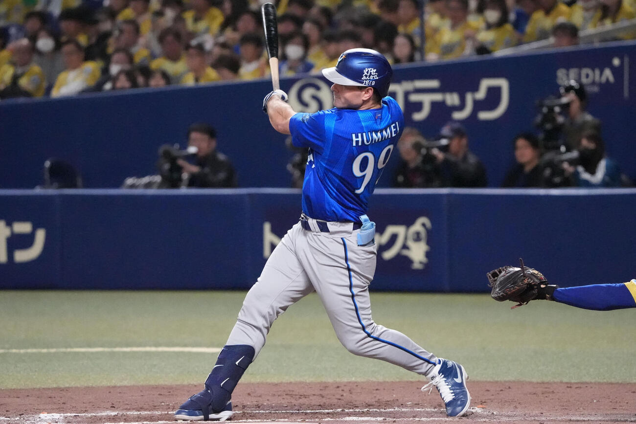 中日対DeNA 9回表DeNA1死、二塁打を放つクーパー・ヒュンメル（撮影・森本幸一）