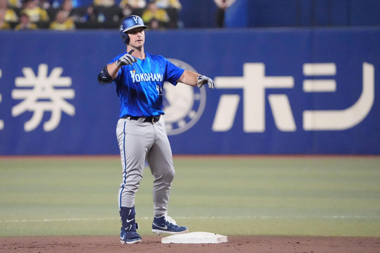 中日対DeNA 9回表DeNA1死、二塁打を放ちベンチへ向かってアピールするクーパー・ヒュンメル（撮影・森本幸一）