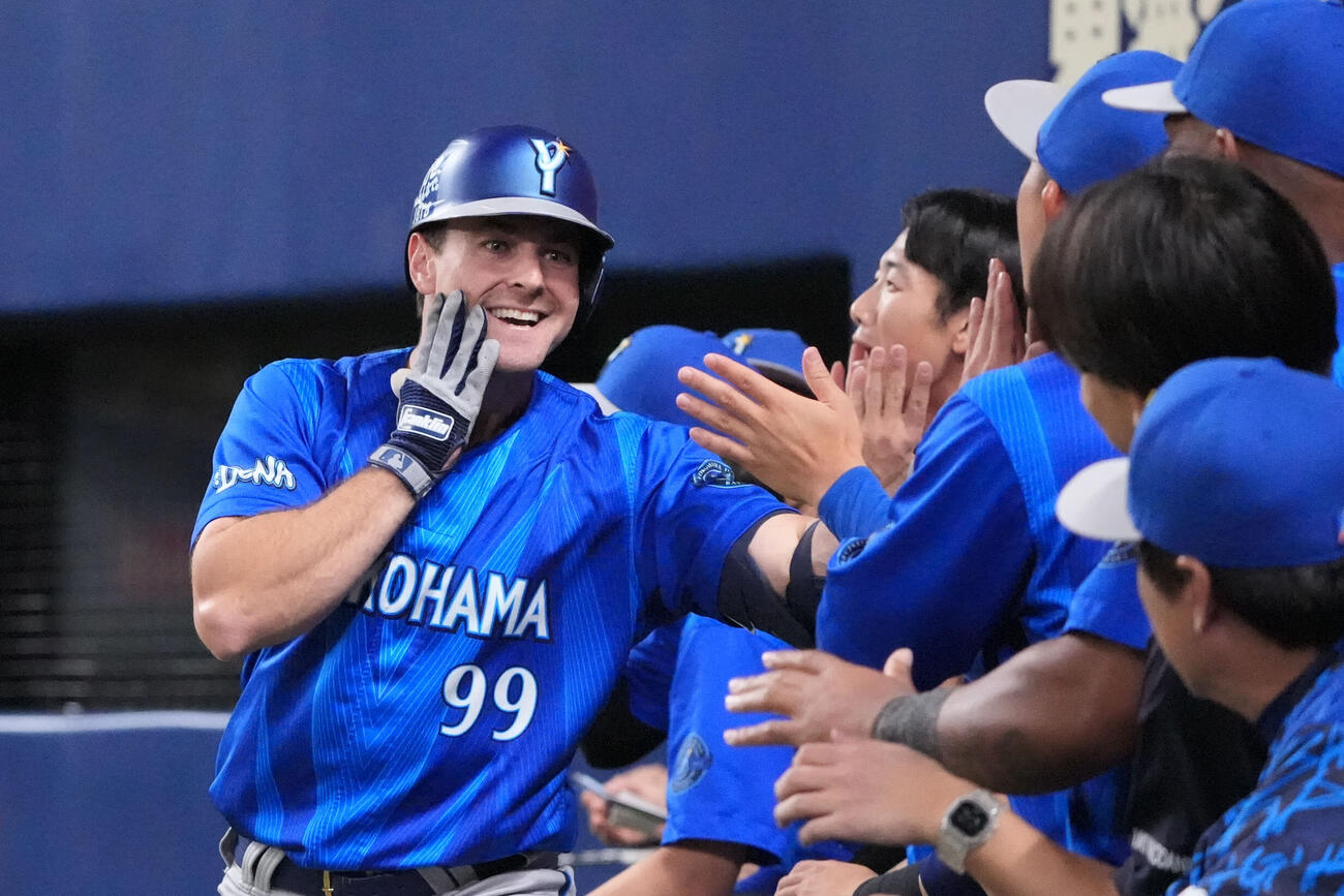 中日対DeNA 2回表DeNA2死、クーパー・ヒュンメル（左）はソロ本塁打を放ちナインとタッチを交わす（撮影・森本幸一）