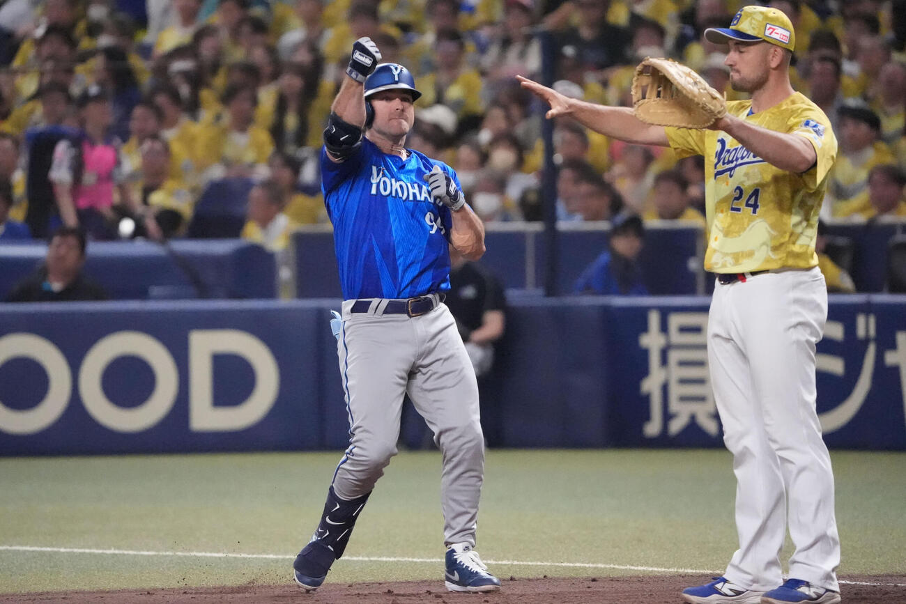 中日対DeNA 7回表DeNA1死二、三塁、クーパー・ヒュンメル（左）は2点適時打を放ちベンチへ向かってアピールする（撮影・森本幸一）