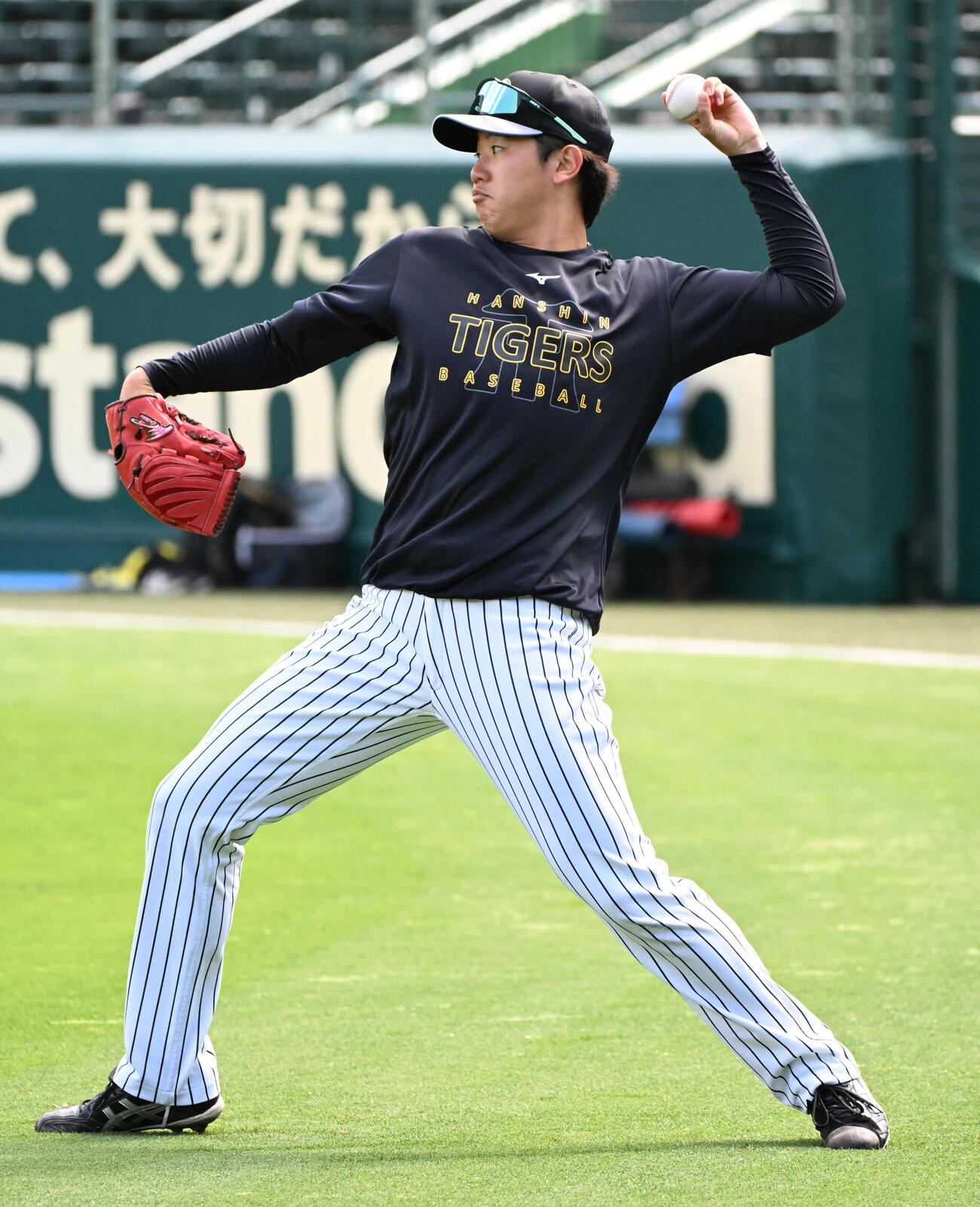 キャッチボールをする阪神門別啓人（撮影・石井愛子）