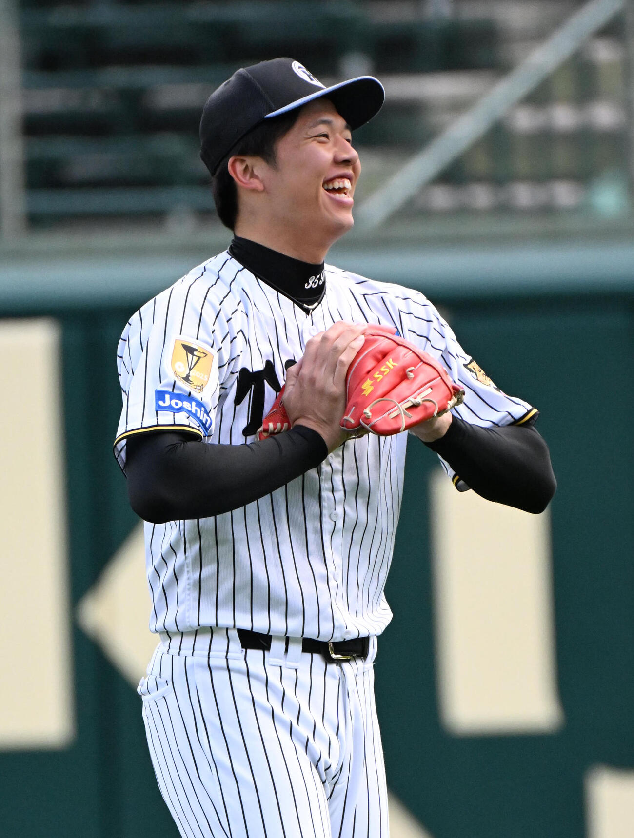 練習の合間に笑顔を見せる阪神才木浩人（撮影・石井愛子）