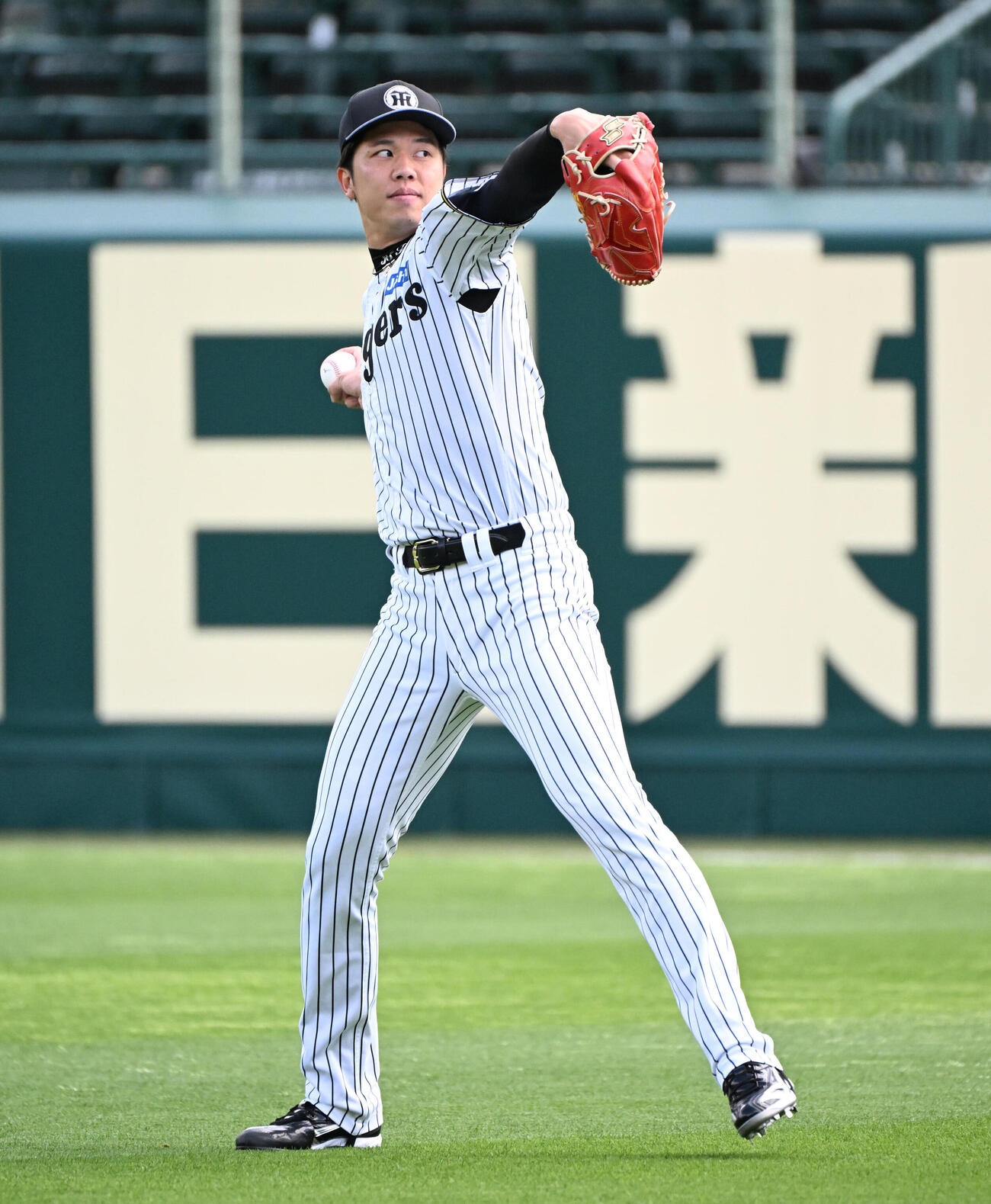 キャッチボールをする阪神才木浩人（撮影・石井愛子）