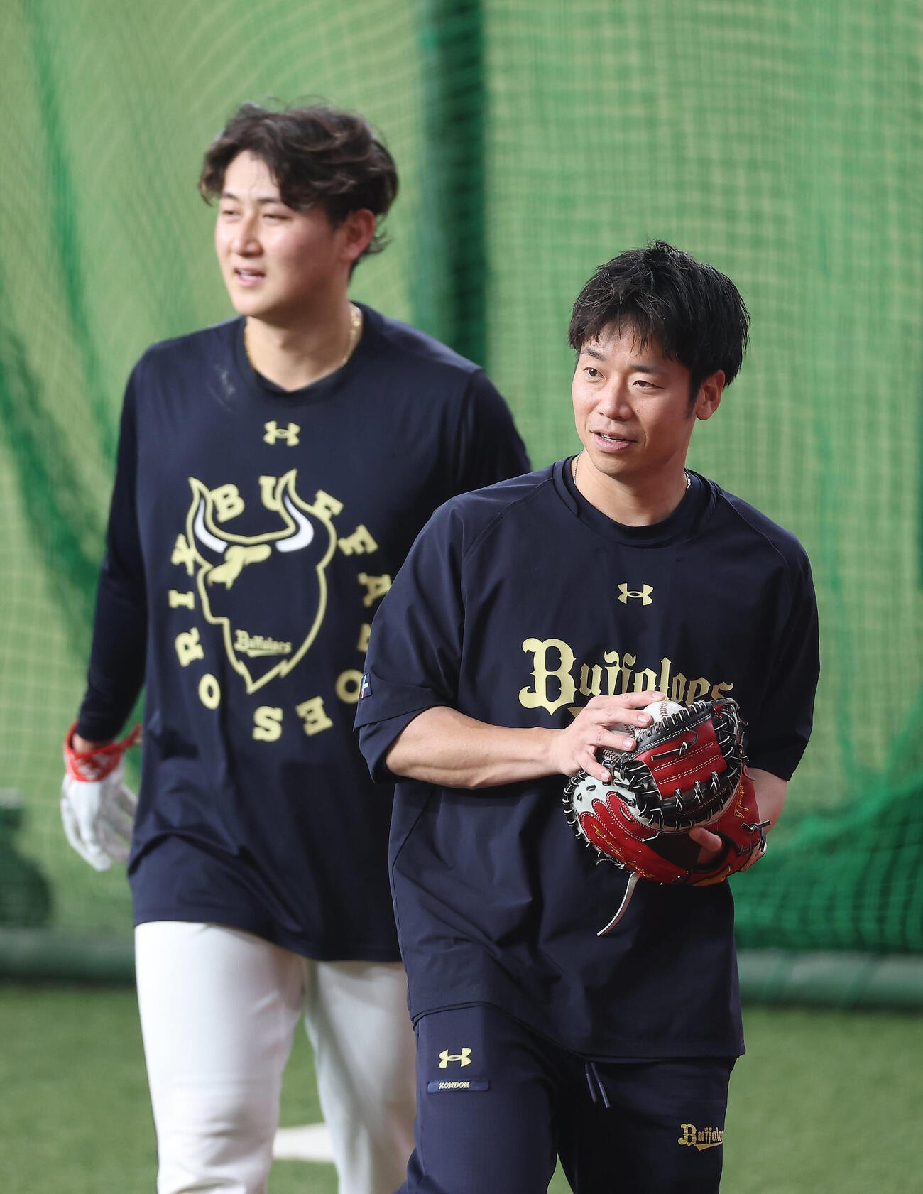 ソフトバンク戦の試合前練習でオリックス紅林弘太郎（左）と言葉を交わす近藤大亮球団広報