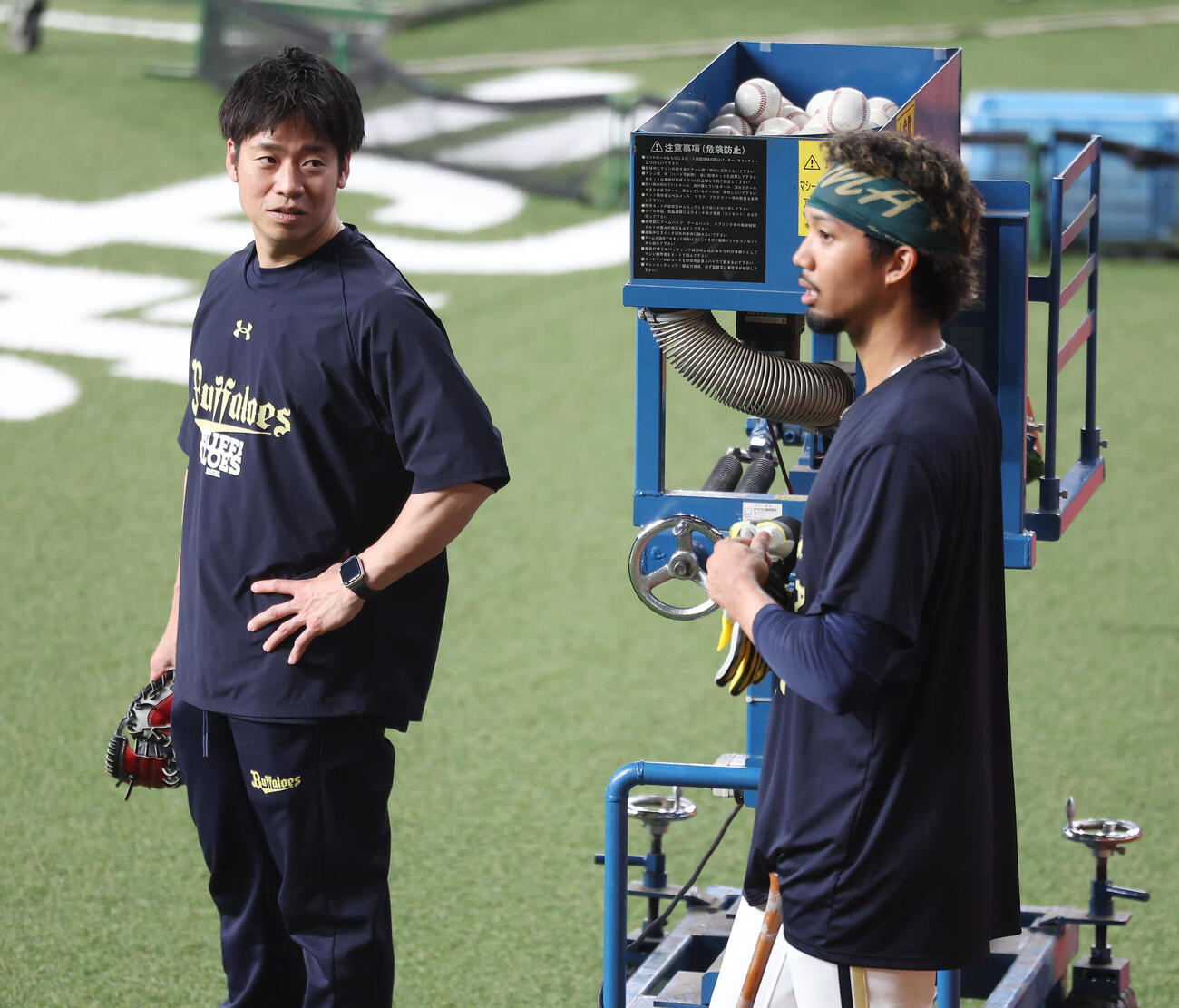 ソフトバンク戦の試合前練習でオリックス宗佑磨（右）と言葉を交わす近藤大亮球団広報