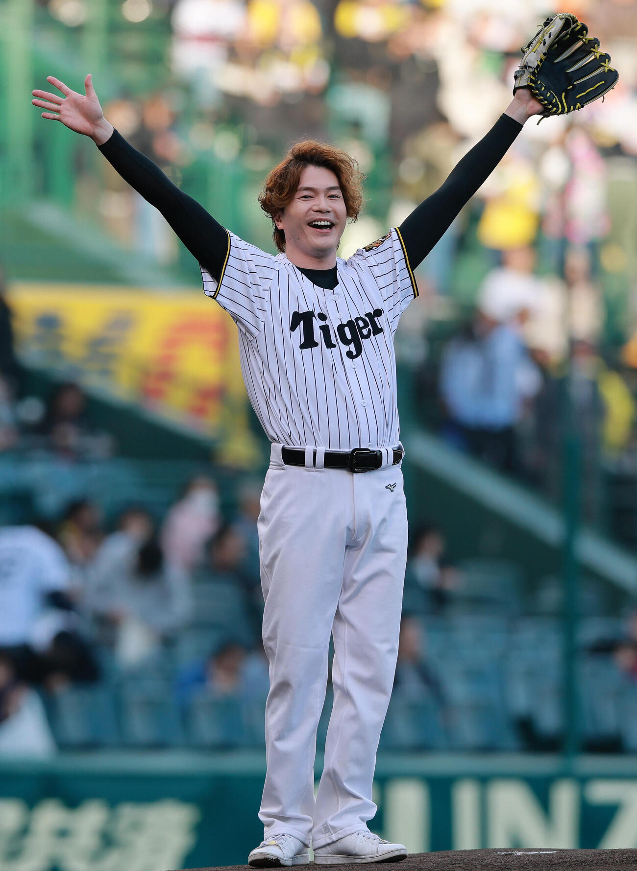 阪神対巨人　ファーストピッチを終え笑顔で手を振るLE VELVETSの佐藤隆紀（撮影・上山淳一）
