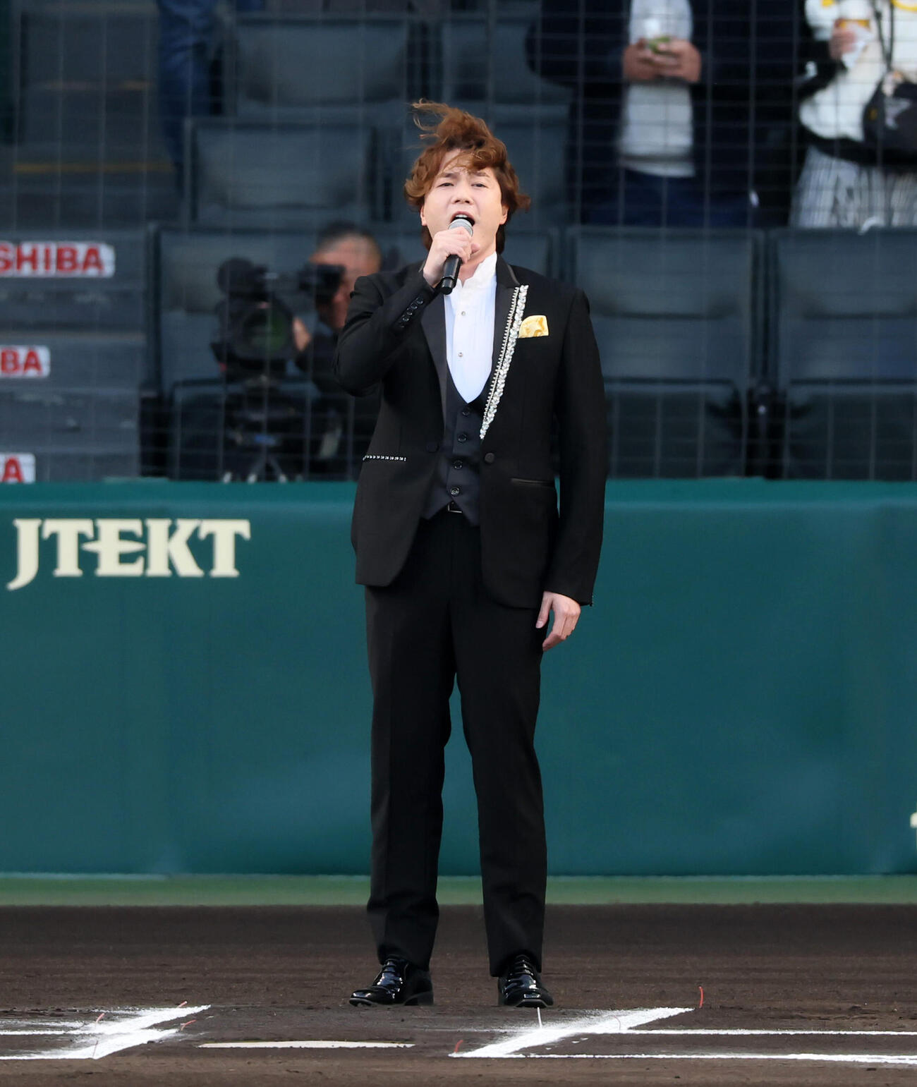 阪神対巨人　君が代独唱するLE VELVETSの佐藤隆紀さん　（撮影・加藤哉）