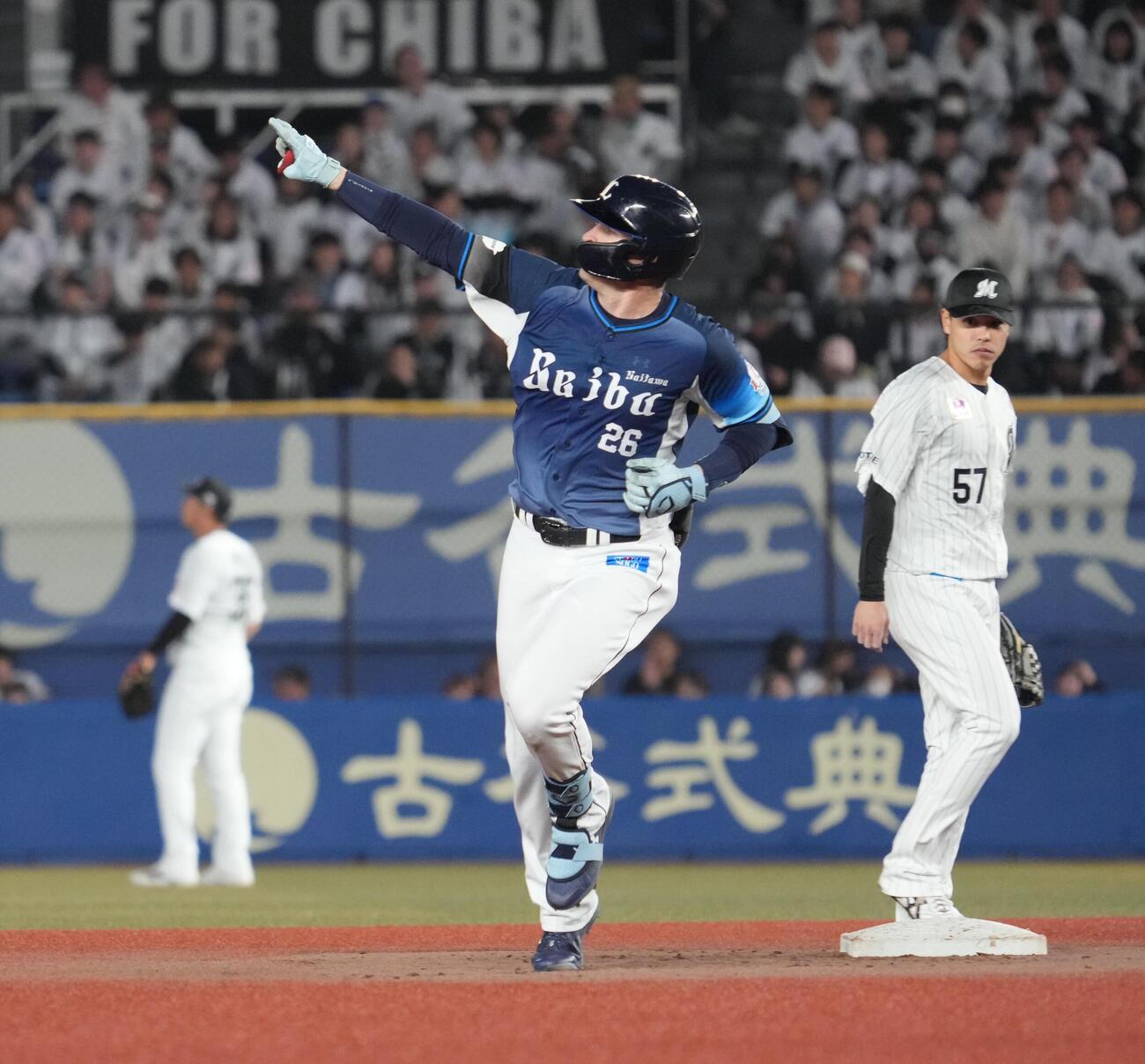 ロッテ対西武　3回表西武2死、タイラー・ネビンは左越えに本塁打を放ち左翼席のファンを指さす（撮影・小沢裕）