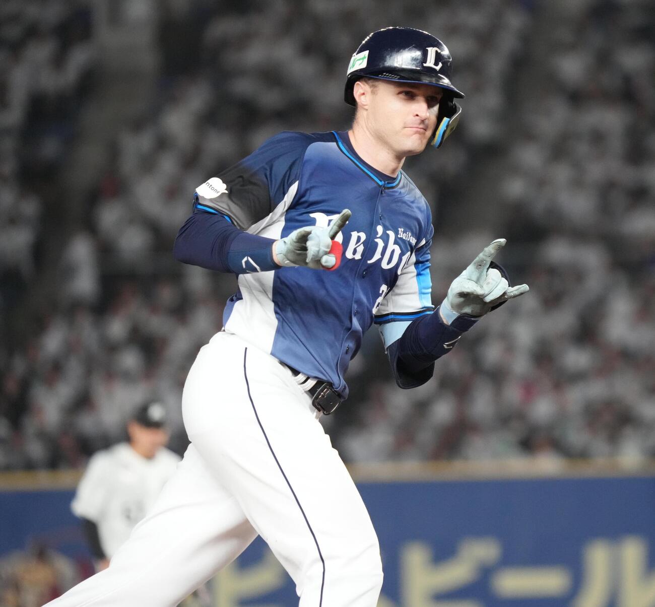 ロッテ対西武　3回表西武2死、タイラー･ネビンは左越えにソロ本塁打を放ちベンチに向かってポーズを決める（撮影・小沢裕）